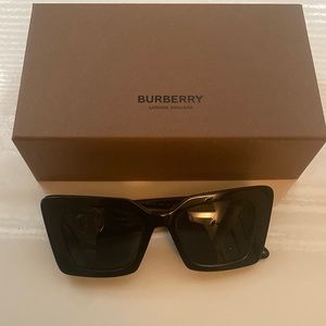 NEW BURBERRY DAISY SUNGLASSES BLACK 100% AUTHENTIC